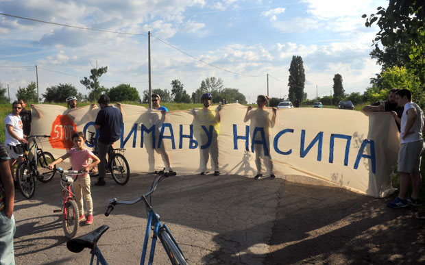 Противе се отимању насипа
